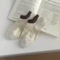 Dunne katoenen zomersokken met gele strepen en kleurrijk gespikkeld puntgaren - Eén maat / Bruin