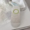 Gestreepte onzichtbare sokken voor dames in zachte pastelkleuren en ademende stof. - Eén maat / Groen