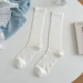 Calze bianche al polpaccio con motivo a coste e polsini a balze stile ballet - Polsino a Bolla Fiocco Piccolo / Bianco