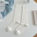 Eleganti calze al ginocchio bianche traforate stile balletcore su sfondo minimalista. - Polsino Largo Piccola Griglia / Bianco
