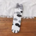 Süße Korallenfleece-Katzenpfotensocken für Damen in grau und weiß geflecktem Material. - Einheitsgröße / Punktemuster Grau