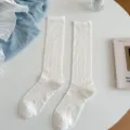Calze bianche sottili a metà polpaccio con motivo a fiocco e trama a coste verticali - Polsino Largo Fiocco Grande / Bianco