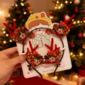 Diadema y pinzas para el pelo con cuernos de reno navideño en fondo luminoso festivo - Estilo 11 Lazo Piña Astas Rojas Juego