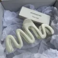 Minimalistische cremeweiße gewellte Haarklammer Accessoire für elegantes Haarstyling - Gebrochenes Weiß