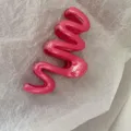 Leuchtend rosa gewellte Haarklammer, ein vielseitiges Accessoire für elegante Hochsteckfrisuren. - Fuchsia
