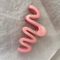 Minimalistische rosa gewellte Haarklammer mit glänzendem Dopamin-Finish für Frisuren - Wassermelonenrot
