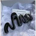 Glänzende schwarze gewellte Haarklammer in eleganter weißer Geschenkverpackung - Schwarz