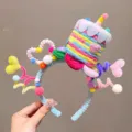 Serre-tête peluche gâteau d'anniversaire coloré pour photos de fête et célébrations - Gâteau cœur torsadé