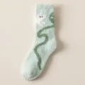 Weiche hellgrüne Korallenfleece-Socken mit süßem Katzenmuster für warme Winterfüße - Einheitsgröße / Nr. 4 (Hellgrüne Wellen)