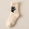 Ultraweiche, cremefarbene Korallenvlies-Wintersocken mit süßer schwarzer Katzenstickerei - Einheitsgröße / Nr. 5 (Cremeweiße Katze)