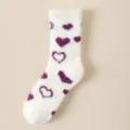Weiche weiße Korallenfleecesocken mit lila Herzmustern für gemütlichen Winterschlaf - Einheitsgröße / Milchweiß