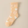 Gemütliche orangefarbene Korallenvlies-Socke mit weißen Herzmustern für den Winter - Einheitsgröße / Aprikosenorange
