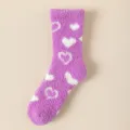Gemütliche lila Korallenfleece-Socken mit weißen Herzmustern für warme Winterabende. - Einheitsgröße / Lila