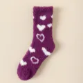 Weiche violette Korallenfleece-Socken mit weißen Herzmustern für wohlige Winterwärme. - Einheitsgröße / Dunkellila