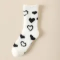 Gemütliche weiße Korallenfleece Wintersocken mit süßem schwarzem Herzmuster Motiv - Einheitsgröße / Schwarz Weiß
