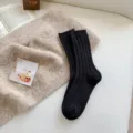 Bequeme einfarbig schwarze gerippte Wollsocken für Damen in herbstlicher Atmosphäre - Einheitsgröße / Schwarz