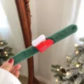 Pulsera navideña de felpa verde con una decoración de calcetín rojo bordado a mano. - 10# Calcetín de Navidad
