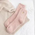 Kuschelige dicke Korallenvlies-Socken in Rosa mit goldener Herzstickerei für Damen - Einheitsgröße / Goldherz-Stickerei-Stil / Altrosa