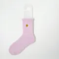 Gemütliche rosa Korallenfleece-Socken mit zarter goldener Herzstickerei für Damen. - Einheitsgröße / Goldherz-Stickerei-Stil / Lavendel