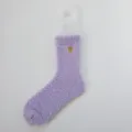 Weiche lila Korallenfleece-Socke mit besticktem goldenem Herzdetail für Damen - Einheitsgröße / Goldherz-Stickerei-Stil / Violett