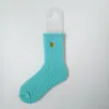 Weiche hellblaue Korallenvlies-Socken mit besticktem goldenem Herzmuster. - Einheitsgröße / Goldherz-Stickerei-Stil / Seeblau