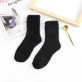Par de calcetines de dormir de forro polar coral negro en plano minimalista - Tallas 39-44 / Tops / Negro
