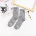 Suaves y acogedores calcetines de vellón de coral gris para mujer calcetines de invierno - Tallas 39-44 / Tops / Gris claro