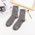 Suaves calcetines de felpa de coral gris para mujer cálidos calcetines de cama sólidos - Tallas 39-44 / Tops / Gris oscuro
