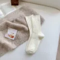 Gemütliche cremefarbene gerippte Wadenstrümpfe für Damen aus weicher Wolle für den Winter - Einheitsgröße / Weiß