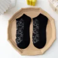 Calzini corti in pizzo nero di stile vintage Lolita con un elegante motivo floreale - Taglia unica / Nero