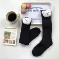 Gemütliche schwarze Korallenfleece-Socken mit weißem Plüschbären-Dekor - Einheitsgröße / Schwarz