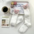 Weiche weiße Korallenfleece-Kniestrümpfe mit süßer rosa Plüschbär-Dekoration für den Winter - Einheitsgröße / Weiß