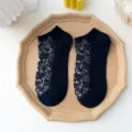 Eleganti calzini alla caviglia in pizzo blu navy con motivo floreale vintage - Taglia unica / Blu Notte
