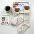 Weiche cremefarbene Korallenvlies-Schlafsocken mit süßem braunem Bären-Plüschaufnäher. - Einheitsgröße / Beige