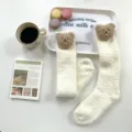 Bequeme Korallenvlies-Wadensocken mit einem süßen 3D-Teddybären in der Farbe Cremeweiß - Einheitsgröße / Milchiges Gelb