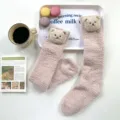 Gemütliche dicke rosa Korallenvlies-Schlafsocken mit süßem Plüsch-Teddybären-Detail - Einheitsgröße / Rosa