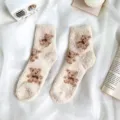 Weiche und warme beige Korallenvlies-Socken mit süßen braunen Bärenmustern für Damen - Einheitsgröße / Beige