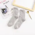 Calcetines acogedores de forro polar coral gris suave para mujer ideales para dormir - Tallas 39-44 / Tops / Gris 1