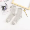 Calcetines de dormir suaves y peludos de forro polar coral para mujer en gris claro liso - Tallas 39-44 / Tops / Gris 2