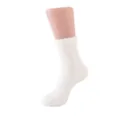 Weiche weiße Korallenfleece-Schlafsocken für Damen und Herren auf einem Beinmodell - Größen 39-44 / Weiß