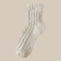 Cremeweiße Winter-Kuschelsocken aus Korallenfleece mit vertikalem Rippenmuster - Einheitsgröße / Pinien-Grün