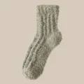 Gemütliche und dicke flauschige Korallenfleece-Socken für die Winterwärme in Beige. - Einheitsgröße / Senfgrün