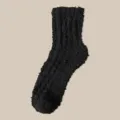 Gemütliche schwarze Korallenfleece-Wintersocke mit dicker flauschiger Textur - Einheitsgröße / Schwarz