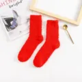 Calcetines de lana de coral rojo vibrante para mujer, calcetines de dormir de felpa suave - Tallas 39-44 / Bottoms / Rojo