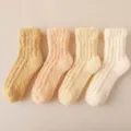 Vier Paar gemütliche Korallenvlies-Socken in warmen Verlaufsfarben für den Winter - Einheitsgröße / Gelbe Serie