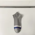 Ademende grijze katoenen enkelsokken voor heren met witte en blauwe streepaccenten - Eén maat / donkergrijs