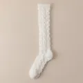 Warme weiche weiße flauschige Zopfstrick-Wintersocken für gemütlichen Schlaf und Innenböden - Einheitsgröße / Weiß