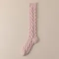 Gemütliche rosa flauschige Kniestrümpfe mit Zopfmuster für den Winter und Schlaf - Einheitsgröße / Elegant Rosa