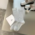 Trendige grau gerippte Waden-Socken in einem minimalistischen japanischen Modestil - Einheitsgröße / Hellgrau