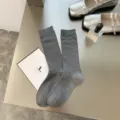 Modische dunkelgraue gerippte Wadenstrümpfe in einem minimalistischen japanischen Design. - Einheitsgröße / Dunkelgrau
